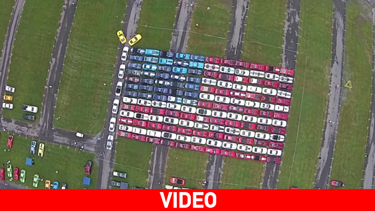 H αμερικάνικη σημαία φτιαγμένη από… Ford Mustang